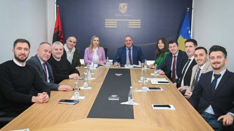Kryetari i Podujevës, Shpejtim Bulliqi me drejtorët e kësaj komune
