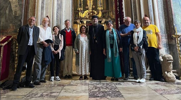 Delegacioni i “Europa Nostra” viziton Manastirin e Deçanit, të cilin e kishin futur në listën e monumenteve më të rrezikuara - SHQIP.com