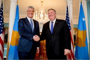 Sekretari i Shtetit, Mike Pompeo, djathtas, dhe ish-presidenti i Kosovës Hashim Thaçi, shtrëngojnë duart në Uashington në shkurt 2020. (Andrew Harnik/AP)