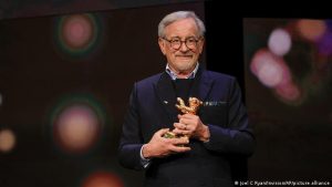 Steven Spielberg tha në ceremoninë e marrjes së Ariut të Artë, se është frymëzuar shumë nga regjisorët gjermanë.
