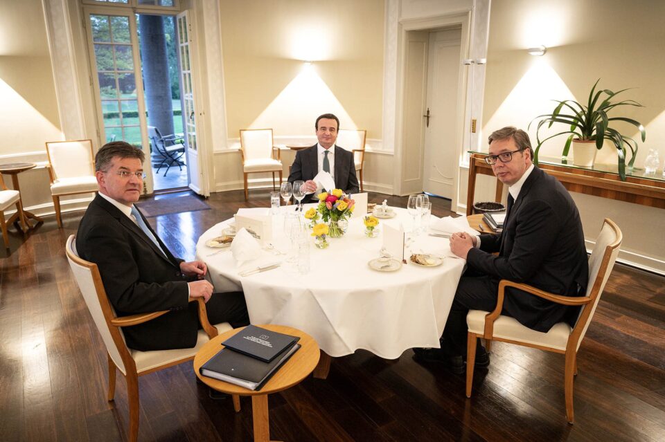 Takimi mes kryeministrit të Kosovës, Albin Kurti, presidentit të Serbisë, Aleksandar Vuçiq dhe përfaqësuesi i BE-së për dialogun Kosovë-Serbi, Miroslav Lajçak.