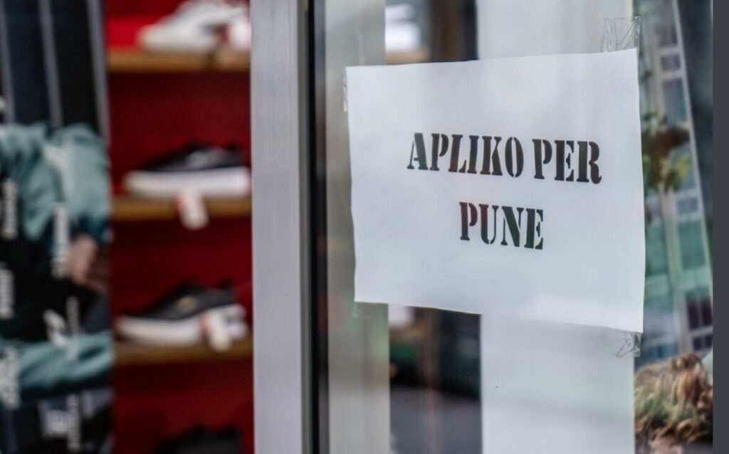 Disa biznese në Prishtinë, kanë të vendosura shpallje nëpërmjet së cilave kërkojnë punëtorë /REL
