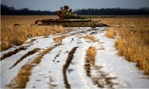 Një tank rus i shkatërruar në një fushë gruri të mbuluar me borë në rajonin e Kharkiv. Fotografia: Anatolii Stepanov /AFP/