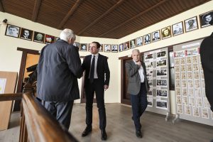 Kryeministri i Kosovës, Albin Kurti, i shoqëruar nga deputeti i Grupit Parlamentar të Lëvizjes Vetëvendosje, Gani Krasniqi, vizitoi shoqatën e ish të burgosurve politikë