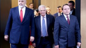 Kryeministri shqiptar, Edi Rama, kryediplomati i BE-së Josep Borrell dhe Komisioneri Evropian për Fqinjësinë dhe Zgjerimin Oliver Varhelyi në Tiranë, Shqipëri, 16 mars 2023. Foto: EPA
