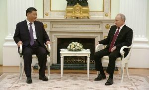 Presidenti kinez, Xi Jinping, majtas, flet me presidentin rus, Vladimir Putin ,në një takim në Moskë. Foto: Associated Press