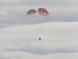 Anija kozmike Orion e NASA-s zbret drejt Oqeanit Paqësor pas një misioni të suksesshëm në dhjetor të vitit të kaluar. Foto: Arstechnica