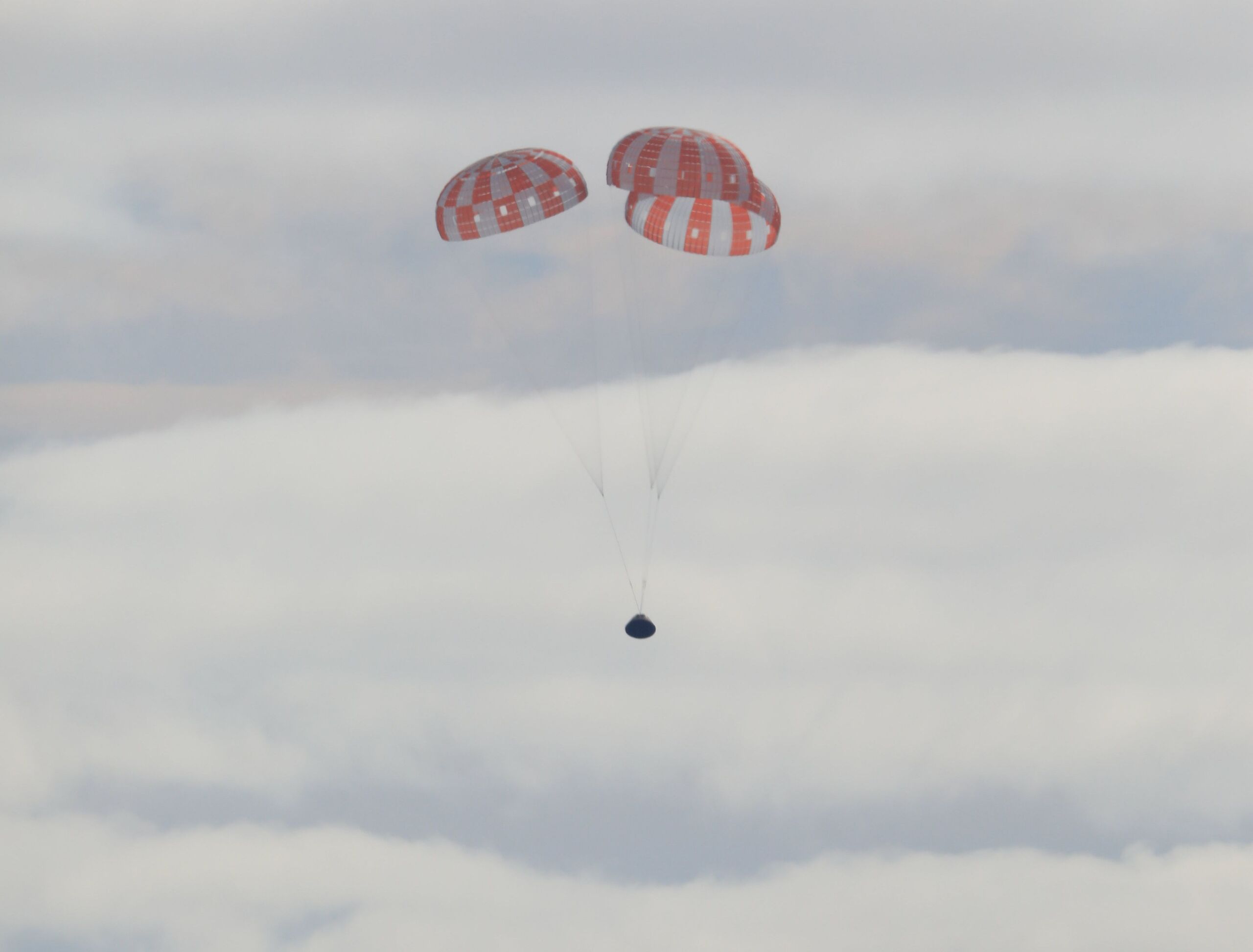 Anija kozmike Orion e NASA-s zbret drejt Oqeanit Paqësor pas një misioni të suksesshëm në dhjetor të vitit të kaluar. Foto: Arstechnica