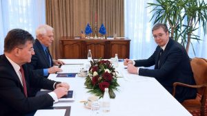 Përfaqësuesi i Lartë i BE-së për Punët e Jashtme dhe Politikën e Sigurisë, Josep Borrell, dhe Përfaqësuesi Special i BE-së, Miroslav Lajcak, takohen me Presidentin serb Aleksandar Vuçiq. Foto: EPA