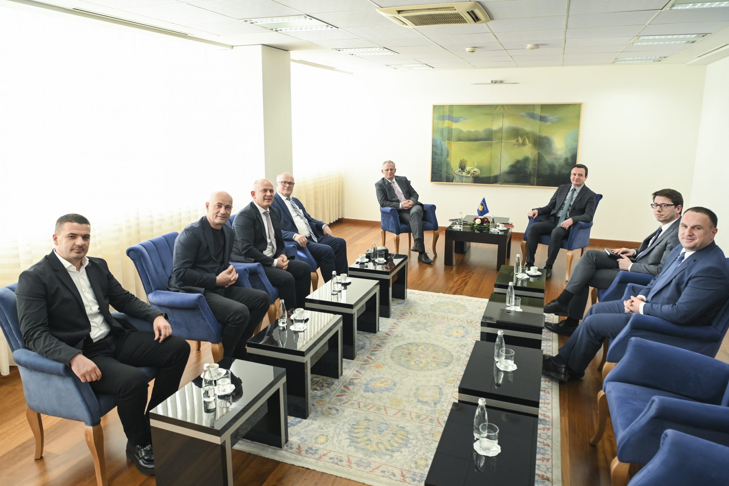 Kryeministri i Kosovës, Albin Kurti bashkë me zëvendësin e tij, Besnik Bislimi dhe ministrin e Financave, Hekuran Murati, kanë pritur sot në takim disa biznesmenë kosovarë.