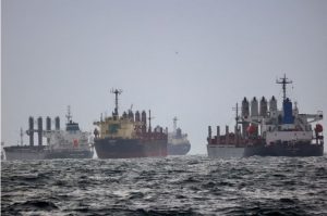 Anijet shihen teksa presin inspektimin nën Iniciativën e Kokrrave të Detit të Zi, të ndërmjetësuar nga Kombet e Bashkuara dhe Turqia, në ankorimin jugor të Bosforit në Stamboll, Turqi, 11 dhjetor 2022. Foto: Reuters