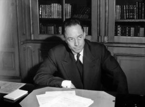 Albert Camus në Paris pas njoftimit se ai kishte fituar çmimin Nobel për letërsinë në vitin 1957.(AFP/Getty Images)