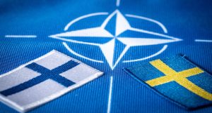 Flamuri i Finlandës, Suedisë dhe logoja e NATO-s. Foto: REL