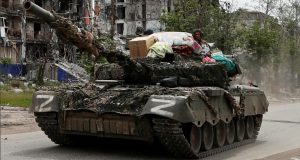 Një tank i ushtrisë ruse në rajonin lindor ukrainas të Luhanskut. Foto: Reuters
