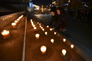 Gratë dhe Të Rinjtë e Vetëvendosjes ndezën qirinj pranë Teatrit Kombëtar të Prishtinës në kujtim të 66 grave të vrara si pasojë e krimit të femicidit gjatë periudhës 2000-2022 në Kosovë
