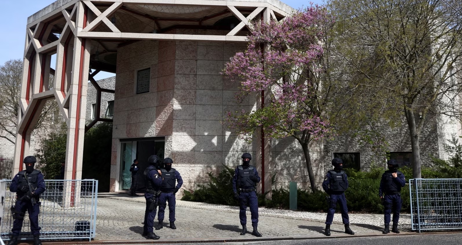 Vriten me thikë dy gra në një qendër myslimane në Portugali