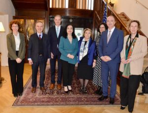 Presidentja e Kosovës, Vjosa Osmani, është takuar me ambasadorin e ShBA-së në OSBE, Michael Carpenter, si dhe me ambasadorët e QUINT-it