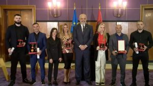 Qeveria shqiptare, përmes një ceremonie të zhvilluar paraditen e sotme, ka nderuar me titullin “Ylli i mirënjohjes publike” 7 kampionë të sportit shqiptar