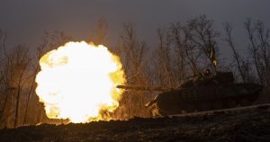 Një tank ukrainas duke sulmuar pozicionet ruse në Bahmut më 8 mars 2023. Foto: AP