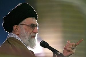 Udhëheqësi suprem iranian, Ali Khamenei, hodhi poshtë pretendimet perëndimore se Irani e ka furnizuar Rusisë me dronë që i ka përdorur në Ukrainë. Foto: AP