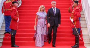 Presidenti i Malit të Zi, Millo Gjukanoviq, dhe bashkëshortja e tij, Llidija, gjatë një ngjarjeje të organizuar për Ditën Kombëtare më 12 korrik 2022. Foto: REL