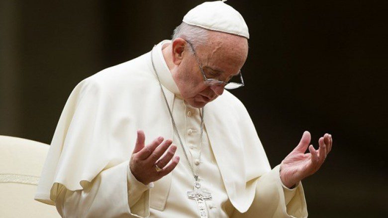 Papa Françesku kërkon të ndërmjetësojë dialogun mes kishave ortodokse në Ukrainë
