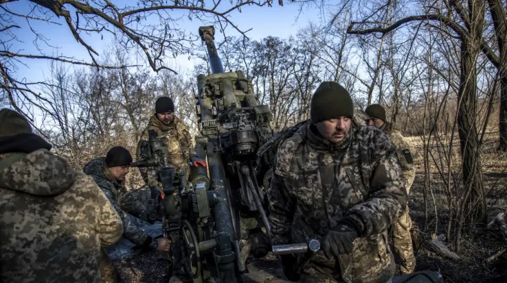 Ushtarët ukrainas ngarkojnë një top artilerie ndërsa synojnë pozicionet ruse në vijën e parë pranë Bakhmut në Donbas, Ukrainë, më 5 mars 2023.