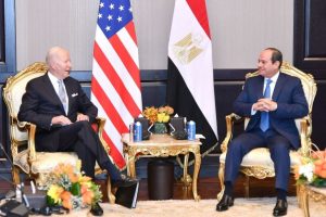 Presidenti i SHBA-ve, Joe Biden, takohet me Abdel Fattah el-Sisi të Egjiptit, në Sharm el-Sheikh, Egjipt më 11 nëntor 2022. [Presidenca egjiptiane/Reuters]
