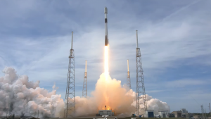 Një SpaceX Falcon 9 me satelitët e gjeneratës së ardhshme Starlink në bord ngrihet më 19 prill 2023. (Kredi i imazhit: SpaceX)