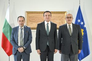 Kurti pret në takim ambasadorët bullgarë, Hristo Gudjev dhe Angel Angelov