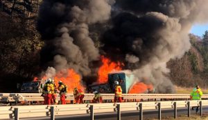 Zjarr i madh ka shpërthyer në Hamburg