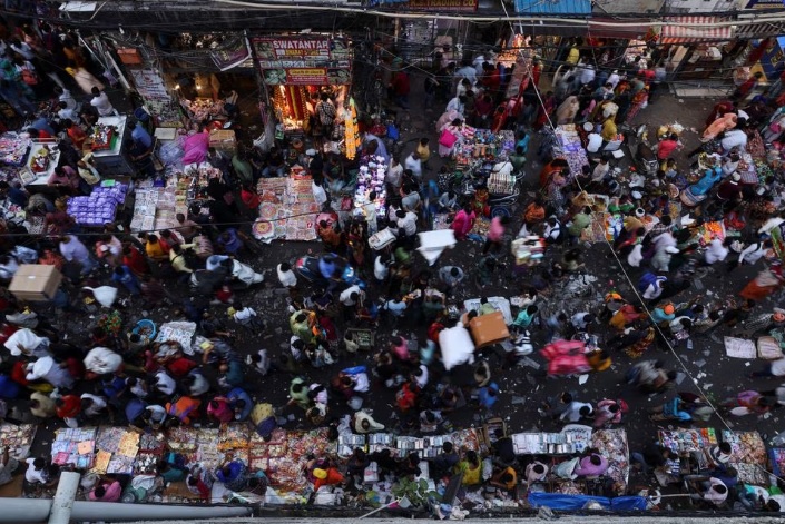 Njerëzit blejnë në një treg të mbushur me njerëz në lagjet e vjetra të Delhi, Indi, 11 tetor 2022. Foto: Reuters
