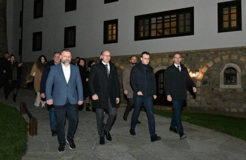Petkoviq në Deçan, merr pjesë në liturgjinë e mesnatës së pashkëve