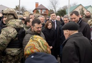 Kryeministri i Sllovenisë, Robert Golob, Presidenti i Ukrainës, Volodymyr Zelenskiy, presidentja moldave Maia Sandu, kryeministri kroat, Andrej Plenkovic, dhe kryeministri sllovak Eduard Heger flasin me banorët lokalë teksa vizitojnë qytetin e Buçës duke shënuar përvjetorin e parë të çlirimit të tij, në mes të sulmit të Rusisë në Ukrainë, jashtë Kievit, Ukrainë, 31 mars 2023. Foto: Reuters