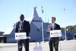 Ministri suedez i Mbrojtjes Pal Jonson dhe Sekretari i Mbrojtjes i SHBA-së Lloyd Austin mbajnë një konferencë shtypi në bazën detare Musko, Suedi, 19 prill 2023. Agjencia e Lajmeve TT / Foto: Reuters