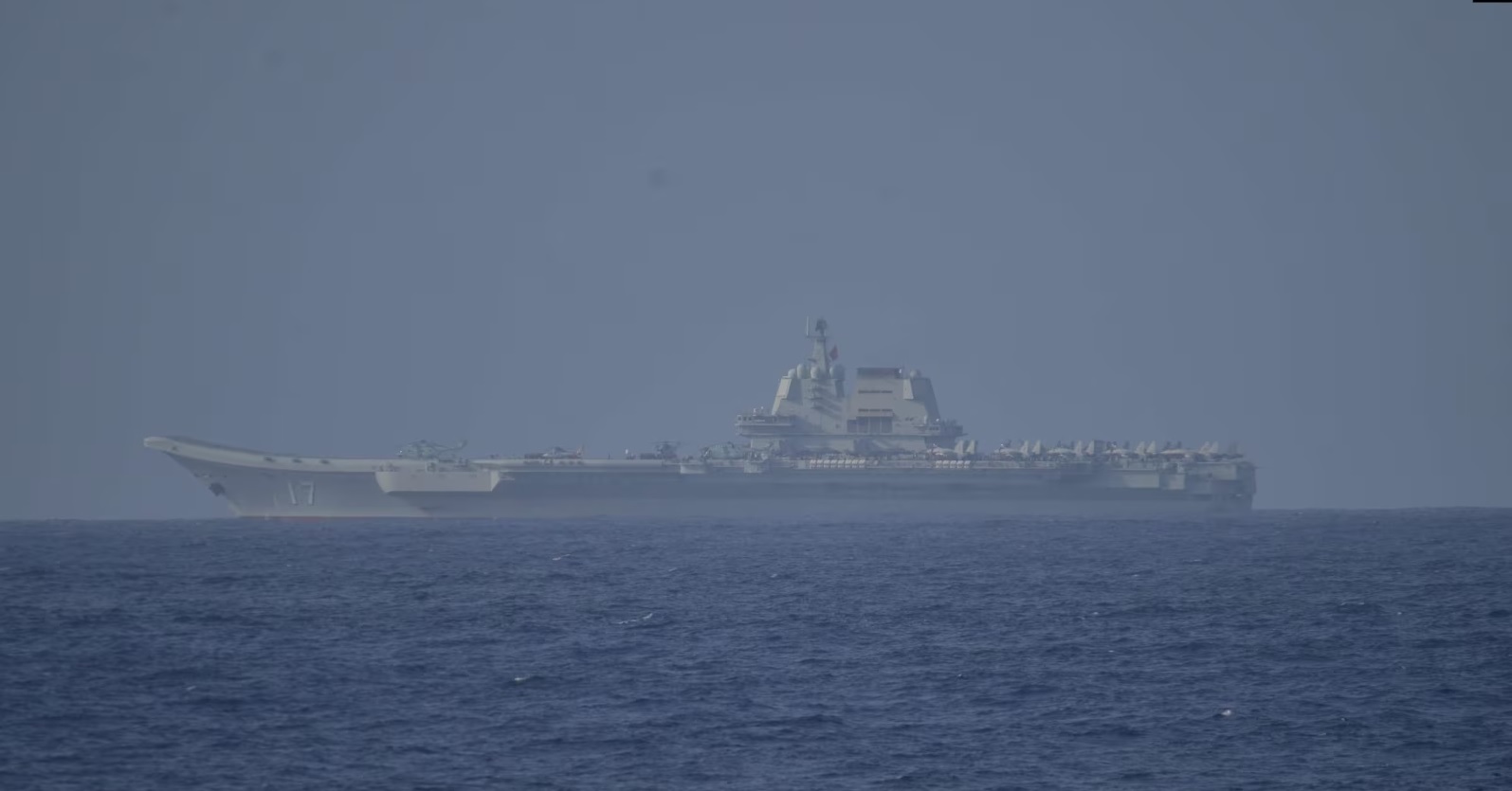 Aeroplanmbajtësja kineze Shandong lundron në ujërat e Oqeanit Paqësor, në jug të prefekturës Okinawa, Japoni. Foto: Reuters