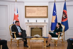Presidentja e vendit, Vjosa Osmani, ka pritur sot në takim Ministrin e Shtetit për Forcat e Armatosura të Mbretërisë së Bashkuar, James Heappey