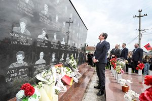 Kryeministri i vendit, Albin Kurti, ka kujtuar se para 24 viteve, forcat e armatosura të Serbisë vranë mbi 120 shqiptarë civilë në Qyshk, Zahaq, Pavlan dhe Llabjan