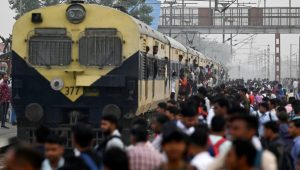 Një stacion treni i mbipopulluar në Loni, Uttar Pradesh, Indi. Foto: AFP
