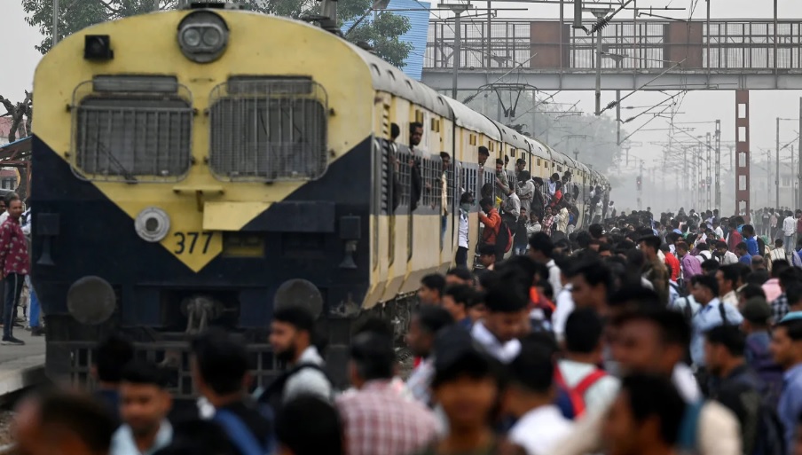 Një stacion treni i mbipopulluar në Loni, Uttar Pradesh, Indi. Foto: AFP
