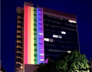 Ndërtesa e Qeverisë ndriçohet me ngjyrat e flamurit LGBT