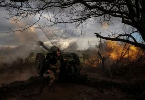 Anëtarët e shërbimit ukrainas nga një brigadë e tretë sulmuese e veçantë e Forcave të Armatosura të Ukrainës, qëllojnë një obus D30 në vijën e parë, në mes të sulmit të Rusisë në Ukrainë, pranë qytetit të Bakhmut, Ukrainë, 23 prill 2023. Foto: Reuters