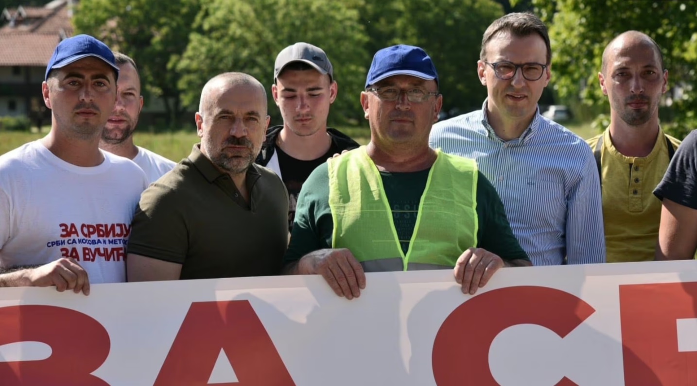 Drejtori i Zyrës për Kosovën në Qeverinë e Serbisë, Petar Petkoviq, dhe nënkryetari Listës Serbe, Milan Radojçiq, takuan më 22 maj në qytetin serb Ljig, një grup serbësh nga Leposaviqi dhe Mitrovica e Veriut që po ecin këmbë për në Beograd për të marrë pjesë në tubimin e 26 majit