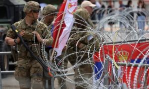 Ushtarët e KFOR-it të SHBA-së qëndrojnë roje pranë bashkisë në Leposaviq në mes të tensioneve në rritje. Foto: Reuters