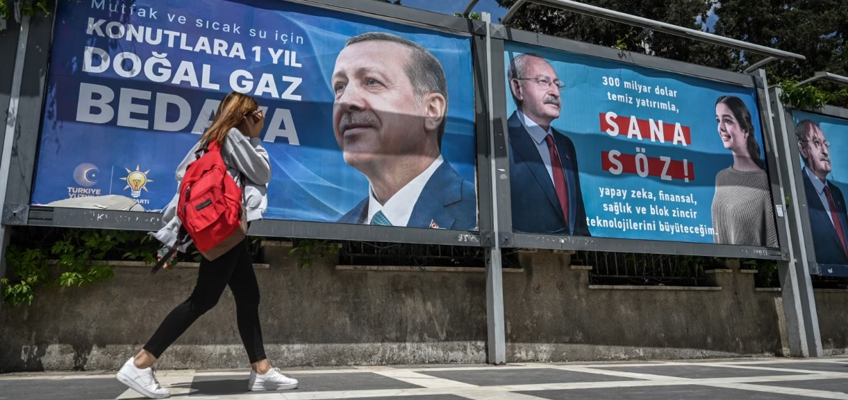 Bilborde të vendosura në Shanllëurfa të Turqisë të presidentit aktual, Recep Tayyip Erdogan, dhe të kundërkandidatit të tij, Kemal Kilicdaroglu. Foto: AFP