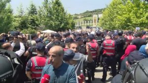 Përplasje mes policisë shqiptare dhe anëtarëve të MEK, në Kampin Ashraf 3 në Manzë. Foto: VOA