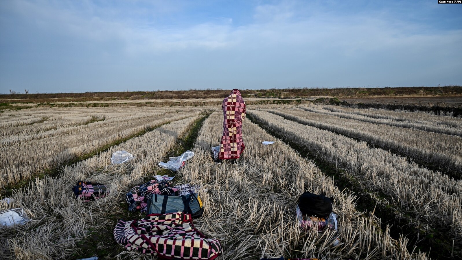 Një migrant pret afër lumit Evros, në anën turke, për të kaluar ilegalisht për në Greqi. Mars, 2020. Foto: AFP