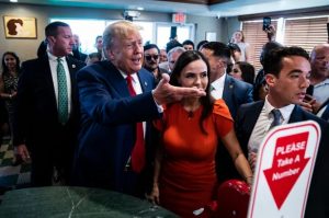 Ish-presidenti Trump përshëndet mbështetësit në restorantin kuban të Versajës disa minuta pasi u deklarua i pafajshëm për akuzat federale më 13 qershor 2023, në Miami.