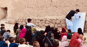 Nxënësit në Afganistan duke ndjekur mësimet në ambient të hapur.