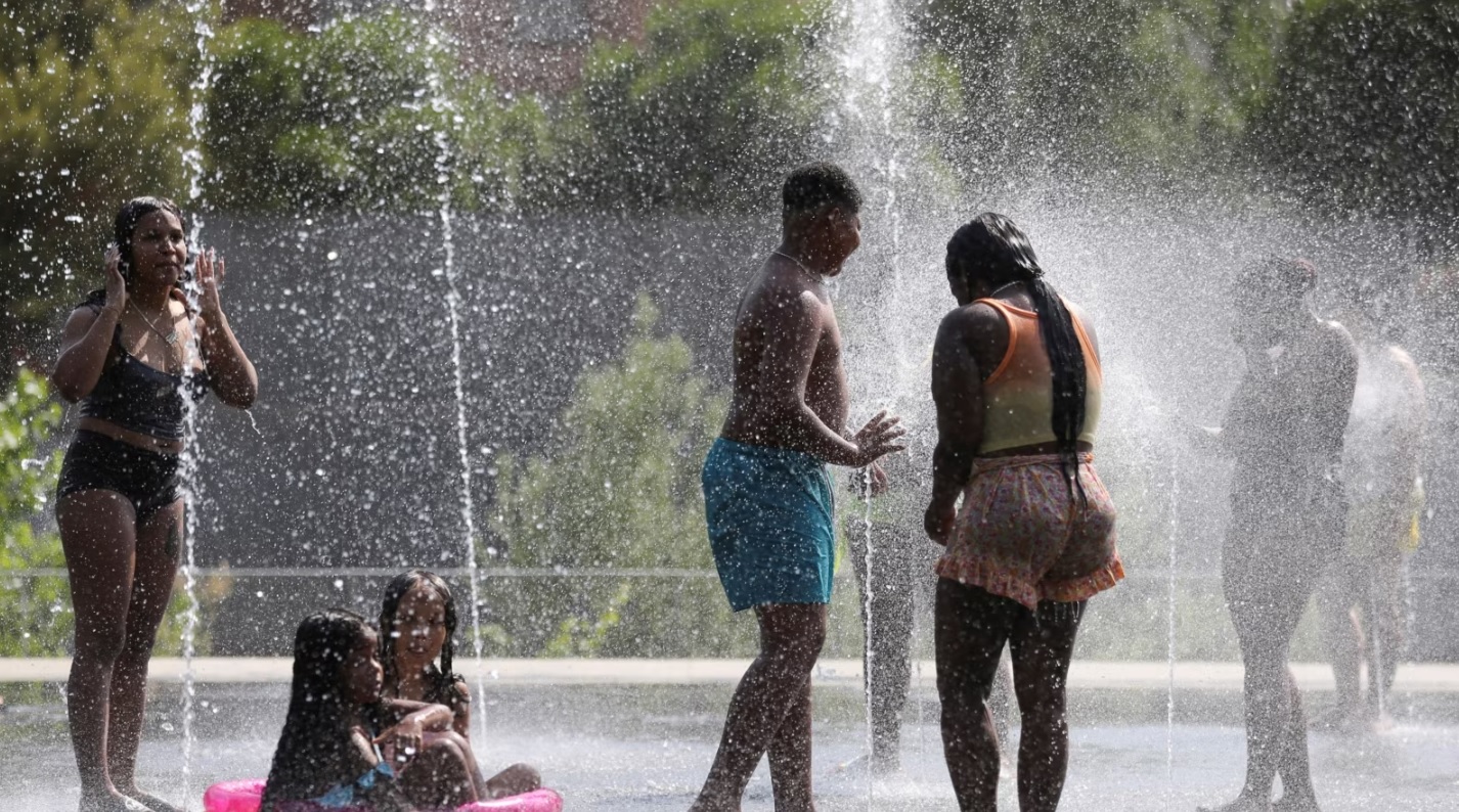 Qytetarët e Spanjës duke e luftuar të nxehtin ekstrem përgjatë verës së kaluar. Foto: Reuters